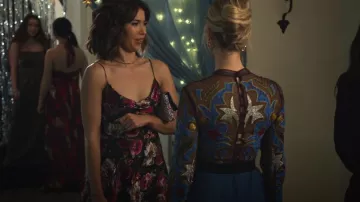 Alice + Olivia Christina Robe En Rose de Minuit portée par Louise (Nichole Bloom) comme on le voit dans Maggie (S01E08)