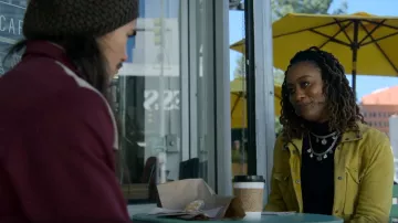 Free People Kimberly Suede Shirt Jacket usado por Malika Williams (Zuri Adele) como se ve en Good Trouble (S04E10)