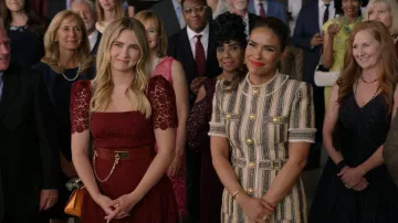 Frame Le Chain Lock Waist Belt porté par Amanda Carrington (Eliza Bennett) vu dans Dynasty (S05E13)