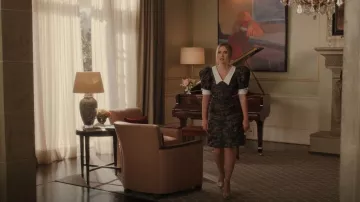 Robe en brocart florale Adeigbo Jovanna d’automne portée par Amanda Carrington (Eliza Bennett) vue dans Dynasty (S05E14)