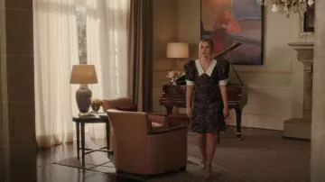 Christian Louboutin Coluna Girl Sahara Laminato Sandales portées par Amanda Carrington (Eliza Bennett) vues dans Dynasty (S05E14)