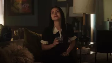 Sandro Solange Ruffled Polo Sweater usado por Veronica Lodge (Camila Mendes) como se ve en Riverdale (S06E06)