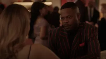 Dolce & Gabbana Double-Breasted Pinstripe Wool Suit usado por Jeff Colby (Sam Adegoke) como se ve en Dynasty (S05E14)