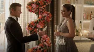 Robes à col en V embellies Marchesa portées par Cristal Carrington (Daniella Alonso) comme on le voit dans Dynasty (S05E14)