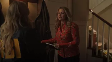 Tory Burch Floral Cotton Shirt porté par Alice Cooper (Mädchen Amick) vu dans Riverdale (S06E06)