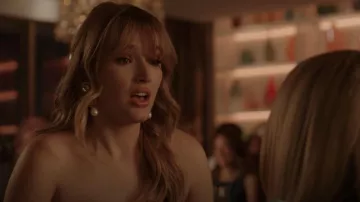 Boucles d’oreilles Oscar de la Renta Pillared Pearl portées par Kirby Anders (Maddison Brown) vues dans Dynasty (S05E14)