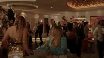 Cult Gaia Bess Sac à bandoulière en strass porté par Amanda Carrington (Eliza Bennett) vu dans Dynasty (S05E14)