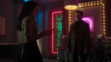 Jupe en laine boutonnée Balmain portée par Veronica Lodge (Camila Mendes) vue dans Riverdale (S06E06)