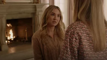 Robe Jacquard à carreaux de soie lavable Lunya portée par Amanda Carrington (Eliza Bennett) vue dans Dynasty (S05E14)