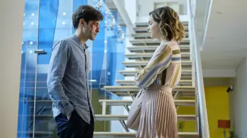 Mini-jupe plissée rose SheIn portée par Natalia (Macarena García) dans la garde-robe de la série télévisée Control Z (saison 2 épisode 2)