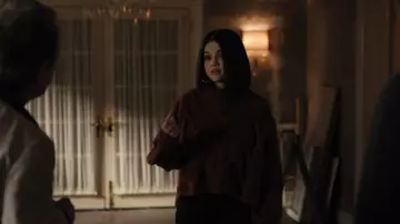 Madewell Maroon Cableknit Oversied Sweater porté par Mabel Mora (Selena Gomez) dans Only Murders in the Building (Saison 2 Episode 1)