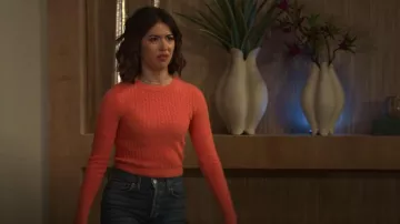 Alice + Olivia Ciara Cable Knit Sweater In Deep Coral porté par Louise (Nichole Bloom) comme vu dans Maggie (S01E10)