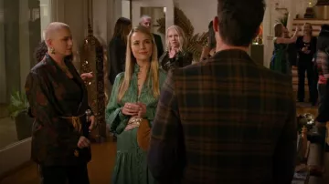 Vestido de Alexis Storia en Juniper usado por Maggie (Rebecca Rittenhouse) como se ve en Maggie (S01E10)