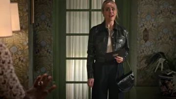 Bolso de mano Staud Amal Croc en negro usado por Maggie (Rebecca Rittenhouse) como se ve en Maggie (S01E10)