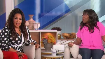 New York and Company Stripe and Pola Belted Poplin Shirt porté par Kym Whitley comme vu dans The Talk le 30 juin 2022