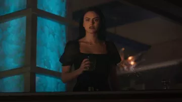 Topshop Organza Puff Sleeve Ponte Top porté par Veronica Lodge (Camila Mendes) vu dans Riverdale (S06E07)