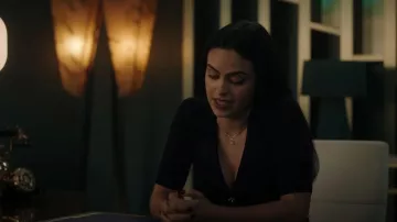 Sandro Suéter de manga corta en negro usado por Veronica Lodge (Camila Mendes) como se ve en la serie de televisión Riverdale (Temporada 6 Episodio 7)