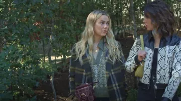 Sandro Peace Sweater usado por Maggie (Rebecca Rittenhouse) como se ve en Maggie (S01E11)
