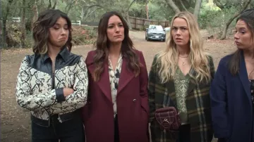 McQ Alexander McQueen Chaqueta de cuero recortada lisa y con efecto serpiente usada por Louise (Nichole Bloom) como se ve en Maggie (S01E11)