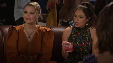 Alice + Olivia Dita Robe à Chelsea Palace portée par Jessie (Chloe Bridges) comme on le voit dans Maggie (S01E11)