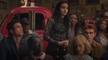 Ted Baker Rechel Abstract Print Top porté par Veronica Lodge (Camila Mendes) vu dans Riverdale (S06E08)
