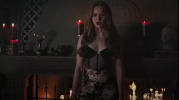 Dolce & Gabbana Embellished Metallic Floral-Print Cotton-Blend Brocade Mini Falda usada por Cheryl Blossom (Madelaine Petsch) como se ve en Riverdale (S06E08)
