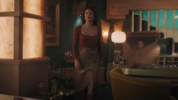 Falda asimétrica de charol Ganni usada por Veronica Lodge (Camila Mendes) como se ve en Riverdale (S06E08)