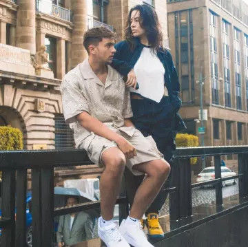 La chemise beige Mouty Paris portée par Inoxtag sur son compte Instagram @inoxtag