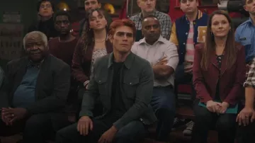 Veste Reiss Suede Zip Through Trucker portée par Archie Andrews (KJ Apa) vue dans Riverdale (S06E08)