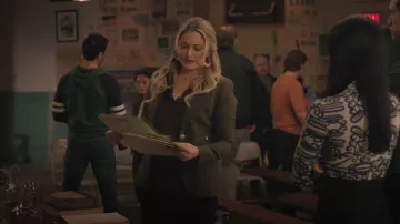 Smythe Duchess Blazer porté par Alice Cooper (Mädchen Amick) vu dans Riverdale (S06E08)