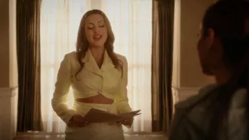 Rasario Cropped Crystal Embellished Linen Blend Blazer porté par Fallon Carrington (Elizabeth Gillies) vu dans Dynasty (S05E16)