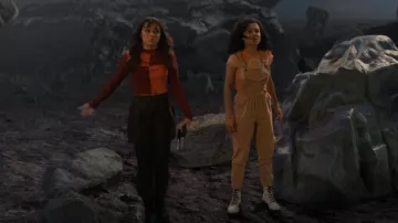 Asos Belted Dungarees usados por Hartley (Kayden Muller-Janssen) como se ve en The Villains of Valley View (S01E01)