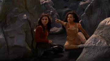 La camiseta Ragged Priest Daisy Print utilizada por Hartley (Kayden Muller-Janssen) como se ve en The Villains of Valley View (S01E01)