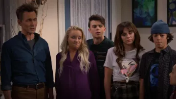 Re Done Can You Not Classic Tee usado por Amy (Isabella Pappas) como se ve en The Villains of Valley View (S01E01)