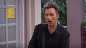 Lennox Charcoal Black usado por Kraniac (James Patrick Stuart) como se ve en The Villains of Valley View (S01E02)