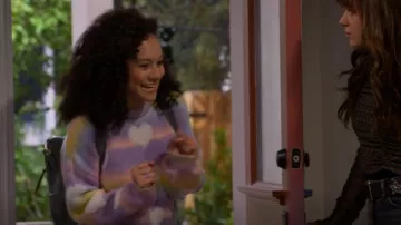 Suéter de patrón Stradivarius usado por Hartley (Kayden Muller-Janssen) como se ve en The Villains of Valley View (S01E02)