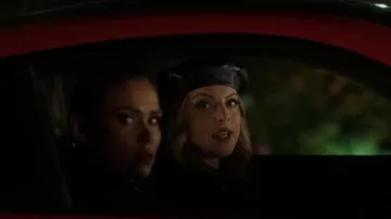 Béret en cuir Eugenia Kim Carter porté par Fallon Carrington (Elizabeth Gillies) vu dans Dynasty (S05E16)