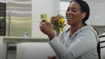 Cordialement Jules pour Bandie Le sweat à capuche Juniper Zip Up porté par Kenya Moore comme on le voit dans The Real Housewives of Atlanta (S14E06)
