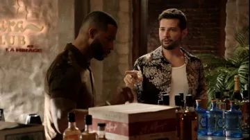 Amiri Hibiscus Tiki Bowling Shirt porté par Sam Jones (Rafael de la Fuente) vu dans Dynasty (S05E17)