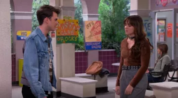 Chaqueta de mezclilla de Levi's usada por Jake (Reed Horstmann) como se ve en The Villains of Valley View (S01E04)