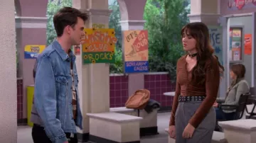 Cinturón de arandela de Urban Outfitters usado por Amy (Isabella Pappas) como se ve en The Villains of Valley View (S01E04)