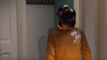 Sudadera con capucha H&M Stay Chill usada por Colby (Malachi Barton) como se ve en The Villains of Valley View (S01E04)