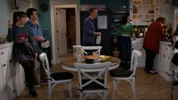 Mother Thermal Tee usado por Amy (Isabella Pappas) como se ve en The Villains of Valley View (S01E04)