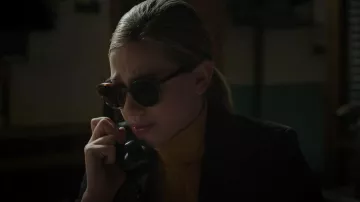 Samsoe Samsoe Navy Blue Blazer porté par Betty Cooper (Lili Reinhart) vu dans Riverdale (S06E09)