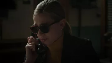 Gafas de sol Le Specs Renegade usadas por Betty Cooper (Lili Reinhart) como se ve en Riverdale (S06E09)