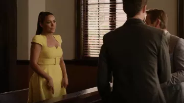 Vestido acampanado con cinturón de Versace usado por Cristal Carrington (Daniella Alonso) como se ve en Dinastía (S05E17)