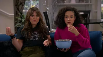 Brandy Melville Hailee Tee usado por Amy (Isabella Pappas) como se ve en The Villains of Valley View (S01E05)