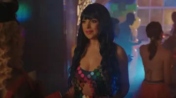 Fannie Schiavoni Rainbow Mini robe en cotte de mailles à dos ouvert portée par Fallon Carrington (Elizabeth Gillies) vue dans Dynasty (S05E15)