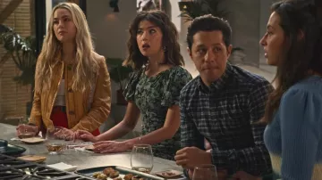 Ganni Floral Mesh Ruched Mini Vestido usado por Louise (Nichole Bloom) como se ve en Maggie (S01E12)
