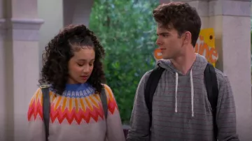 Suéter Neya de French Connection usado por Hartley (Kayden Muller-Janssen) como se ve en The Villains of Valley View (S01E05)